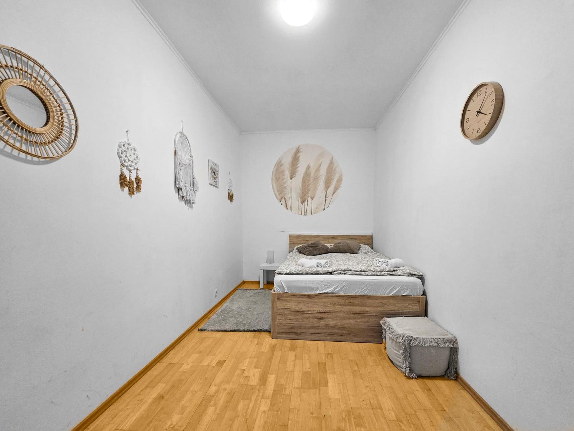Spacious Three-bedroom, Three King-size Beds Apartment Wien