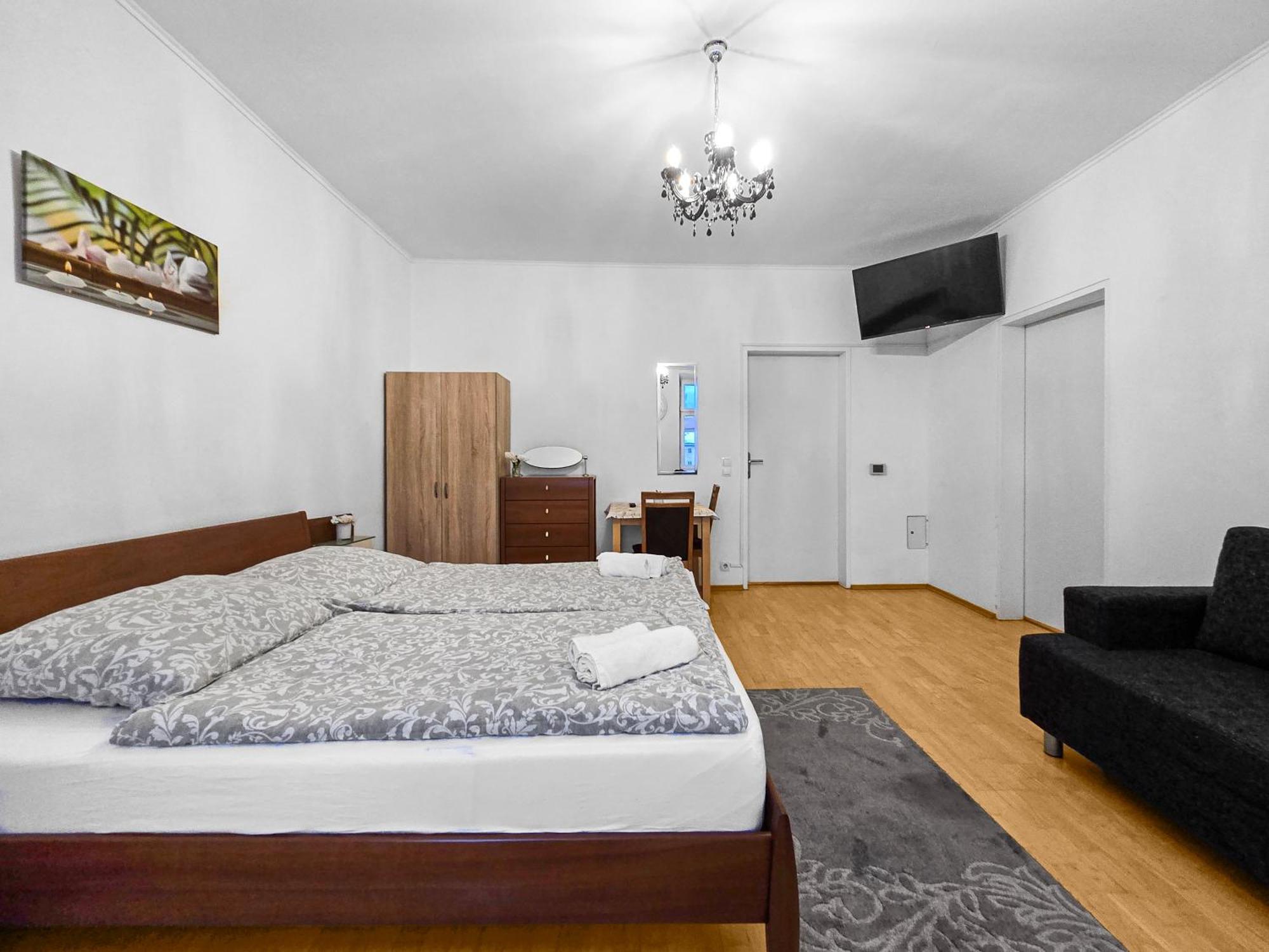 Spacious Three-bedroom, Three King-size Beds * Wien